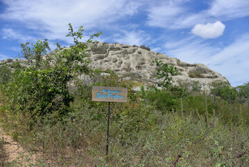Obraz premium sign on a mountain, welcome to the trail