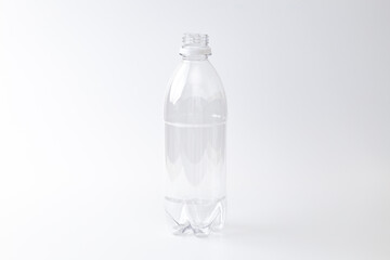 白背景に空っぽのプラスチックボトル