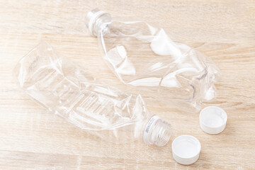 テーブルにつぶれたプラスチックボトル