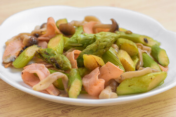 グリーンアスパラガスとハムの炒め物