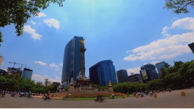 Ciudad de Mexico en el  &aacute;ngel de la independencia con personas en bicicleta en horzontal