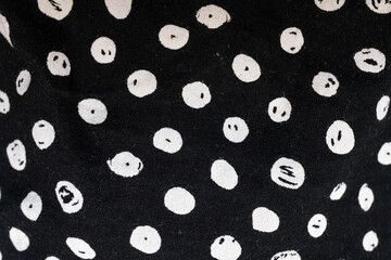 textura de tela con manchas redondas blancas sobre negro
