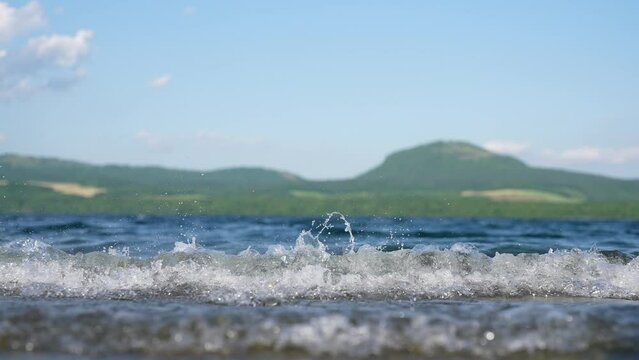 波が押し寄せる湖の風景、50mmレンズ、4K撮影