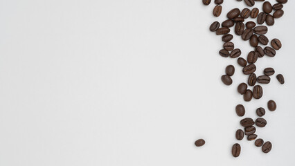 白い背景と珈琲豆　コピースペース