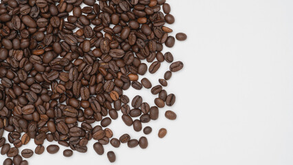 白い背景と珈琲豆　コピースペース