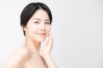 肌に触れる美容系で使いやすいアジア系（日本人）女性のアップ - obrazy, fototapety, plakaty