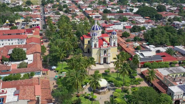 Toma a&eacute;rea que cruza el jard&iacute;n central de Villa de Alvarez hasta la Parroquia de San Cristobal de Asis, Colima M&eacute;xico.