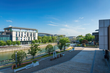 Naklejka premium Modern urban business building on a sunny day