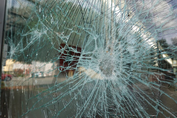 Vandalismus, eingeschlagene Glasscheibe an einem Gesch&auml;ft