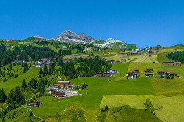 Fototapeta na wymiar Ausblick auf Lech am Arlberg, Oberlech und die Mohnenfluh
