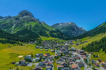 Der mondäne Ort Lech am Arlberg im Sommer