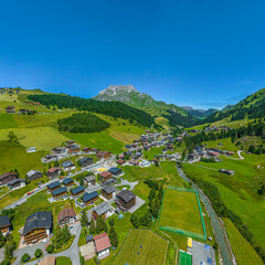 Lech am Arlberg, mondäner Urlaubsortin Westösterreich im Luftbild