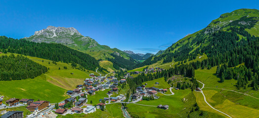 Herrliche Hochgebirgslandschaft bei Lech am Arlberg im Sommer - obrazy, fototapety, plakaty