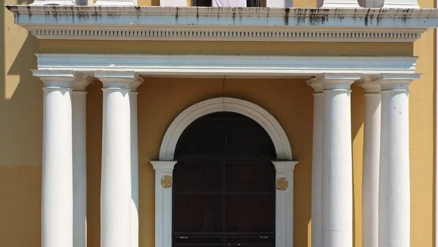 Vuelo de drone que inicia frente a la fachada y termina en el reloj de la Parroquia San Francisco de Asisi. Colima.