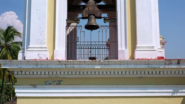 Toma de drone que muestra de cerca el campanario y termina por encima de la cupula de la Parroquia de San Francisco de Asis, Colima