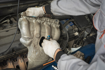 The mechanic removed the manifold protection for further vehicle maintenance