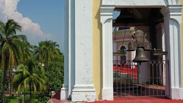 Vuelo de drone que muestra de cerca la campana de una de las torres de la Parroquia de San francisco de Asis. Colima.
