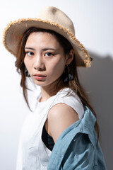麦わら帽子をかぶった女性
