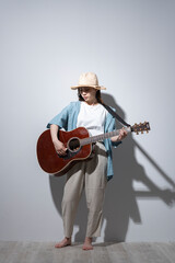 Fototapeta premium ギターを弾く若い女性