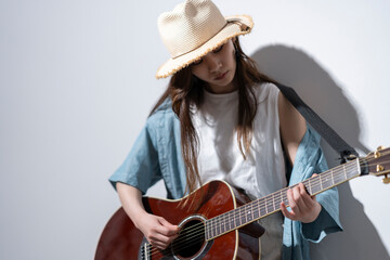 ギターを弾く若い女性