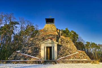 Die Feldsteinpyramide in Garzau.