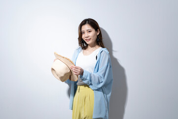 Fototapeta premium 麦わら帽子をかぶった若い女性