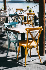 Terrasse d'un bistro avec du mobilier au style rétro - Tables et chaises colorées sur une terrasse