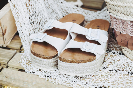 Paire de chaussures sandales mules blanches femme pour l'&eacute;t&eacute;