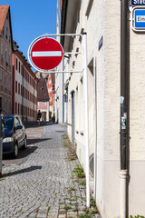 Verkehrszeichen verbietet Einfahrt in Einbahnstraße
