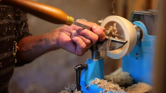 Tournage sur bois et sculpture d'objet en bois