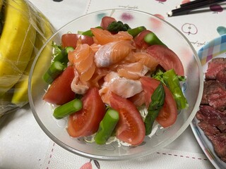 サーモンとアスパラガスのサラダ