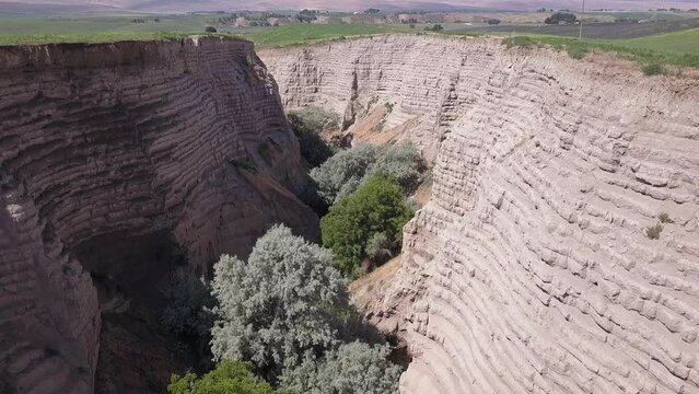 Aerial descends into rhythmite strata of soft touchet soil beds, WA