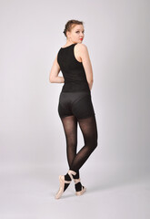 junge frau girl teen ballerina balerina tänzerin klassisches ballett tanzen studio training tänzerin baletttänzerin baletttraining pose grundposition fotoshooting tanzschuhe schleppchen spitzenschuhe © fotoak80