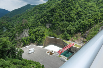 勢いよく放水中の八ッ場ダム