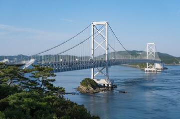 Fototapeta na wymiar 展望台から眺める大鳴門橋と鳴門海峡