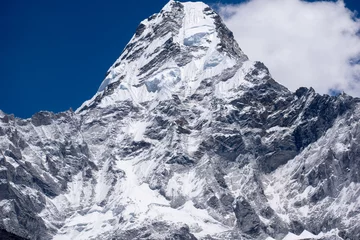 Crédence de cuisine en verre imprimé Ama Dablam Ama Dablam is one of the most beautiful mountains in the world standing at an elevation of 6,812 metres (22,349 ft). Mother's necklace or Ama dablam mountain seeing from Ama Dablam base camp in Nepal.