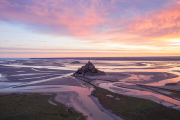 Mont saint michel , lever de soleil en normandie, vue drone, aérien, aerial