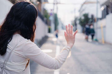 外で子供のお迎えをするお母さん