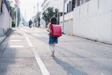ランドセルを背負って通学をする小学生の女の子