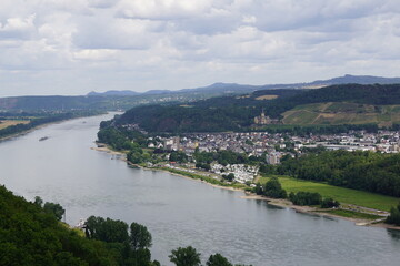 Fototapeta na wymiar Stadt am Rhein von oben am Berg aufgenommen