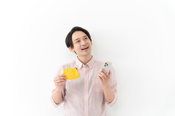 スマートフォンとお財布を持つ男性