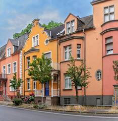 Sanierte, farbige Häuserzeile in Frankfurt-Höchst