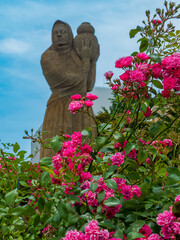 サルスベリと銅像