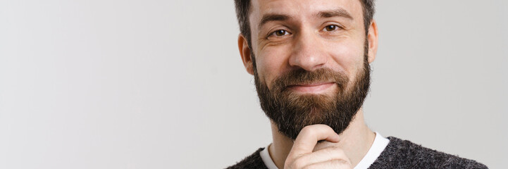 Obraz premium White mid man with beard smiling and looking at camera