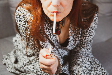 Frau z&uuml;ndet sich eine Zigarette an