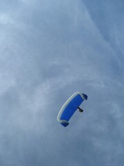blauer Gleitschirm über mir