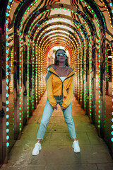 fotografia de uma linda mulher feliz na cidade