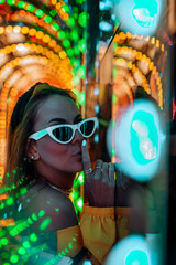 fotografia de uma linda mulher feliz na cidade