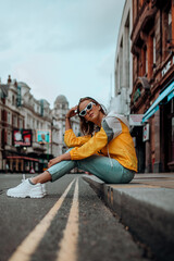 fotografia de uma linda mulher feliz na cidade