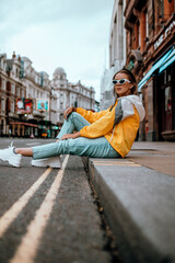 fotografia de uma linda mulher feliz na cidade